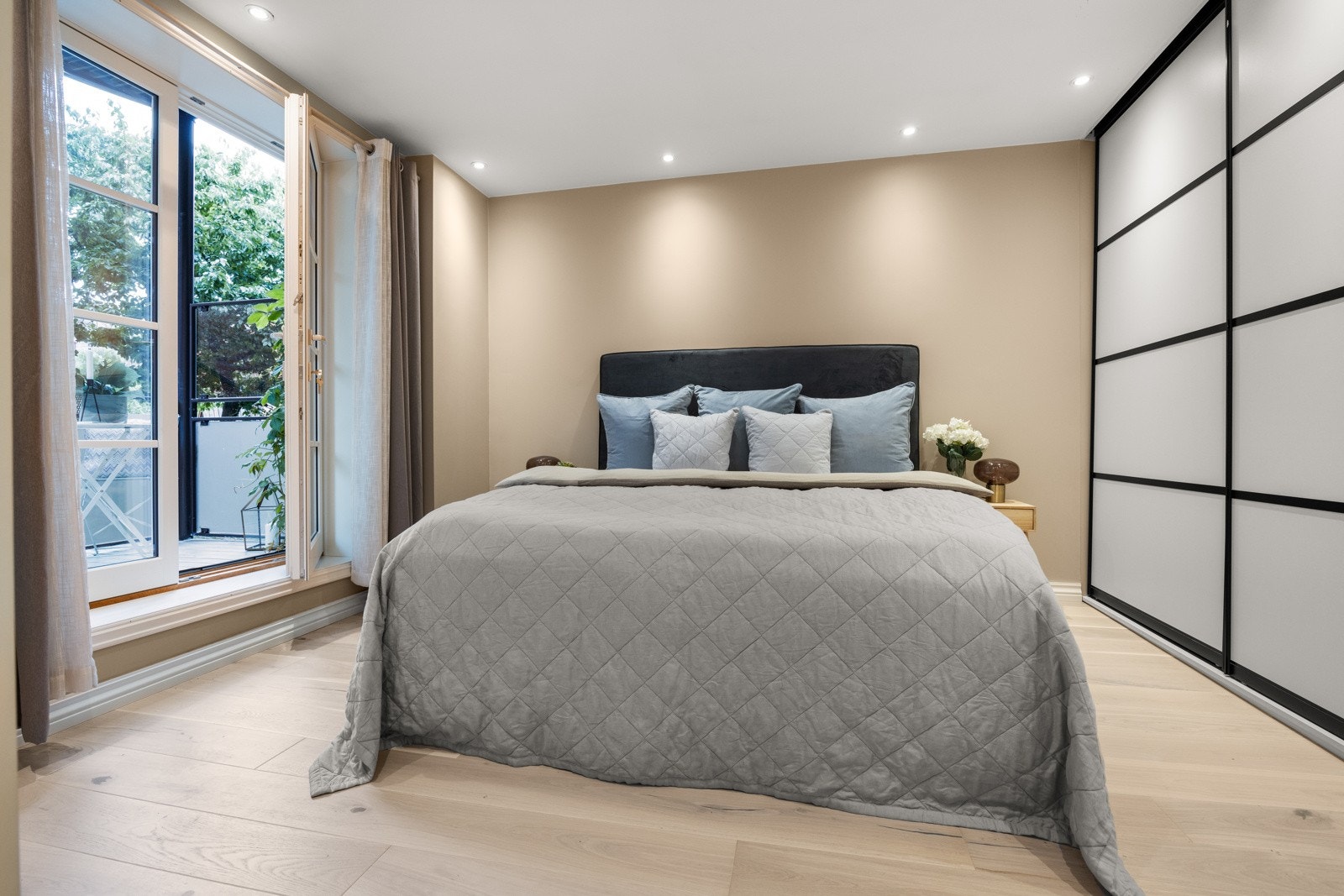 - Romslig soverom i boligens hovedetasje - Galleribilde