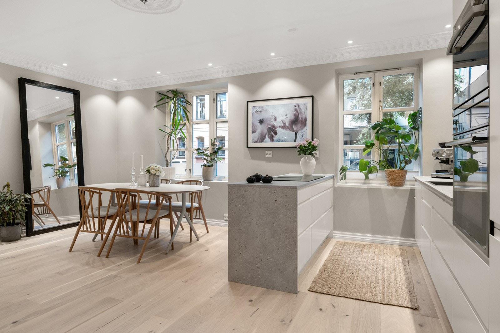 - Romslig stue med god plass til stort spisebord for hyggelig sammenkomster - Galleribilde