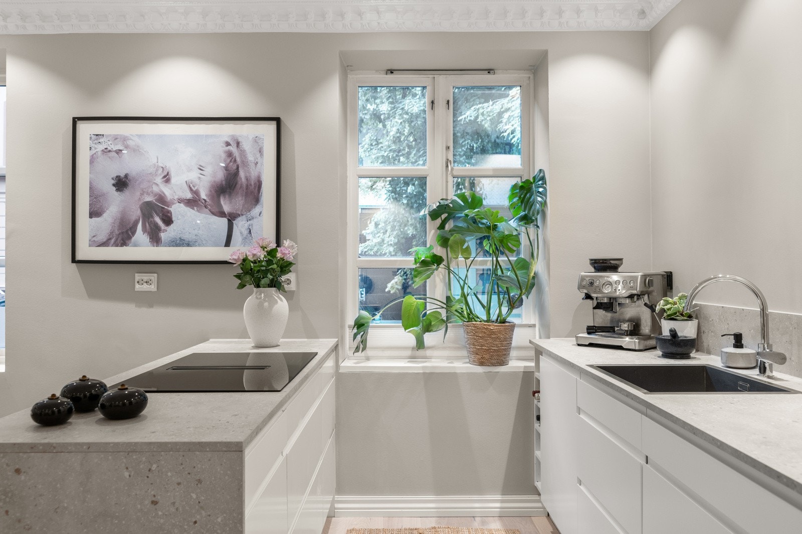 - Hvite, glatte fronter, svært god skap- og benkeplass og praktisk kjøkkenøy - Galleribilde