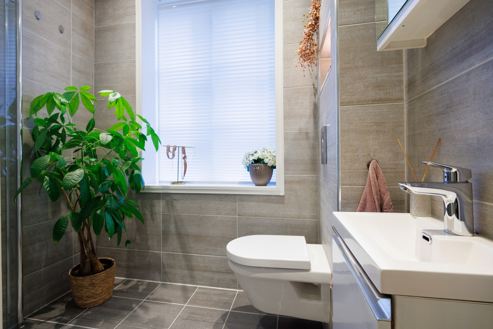 - Pent, moderne og flislagt baderom modernisert 2016 - Galleribilde