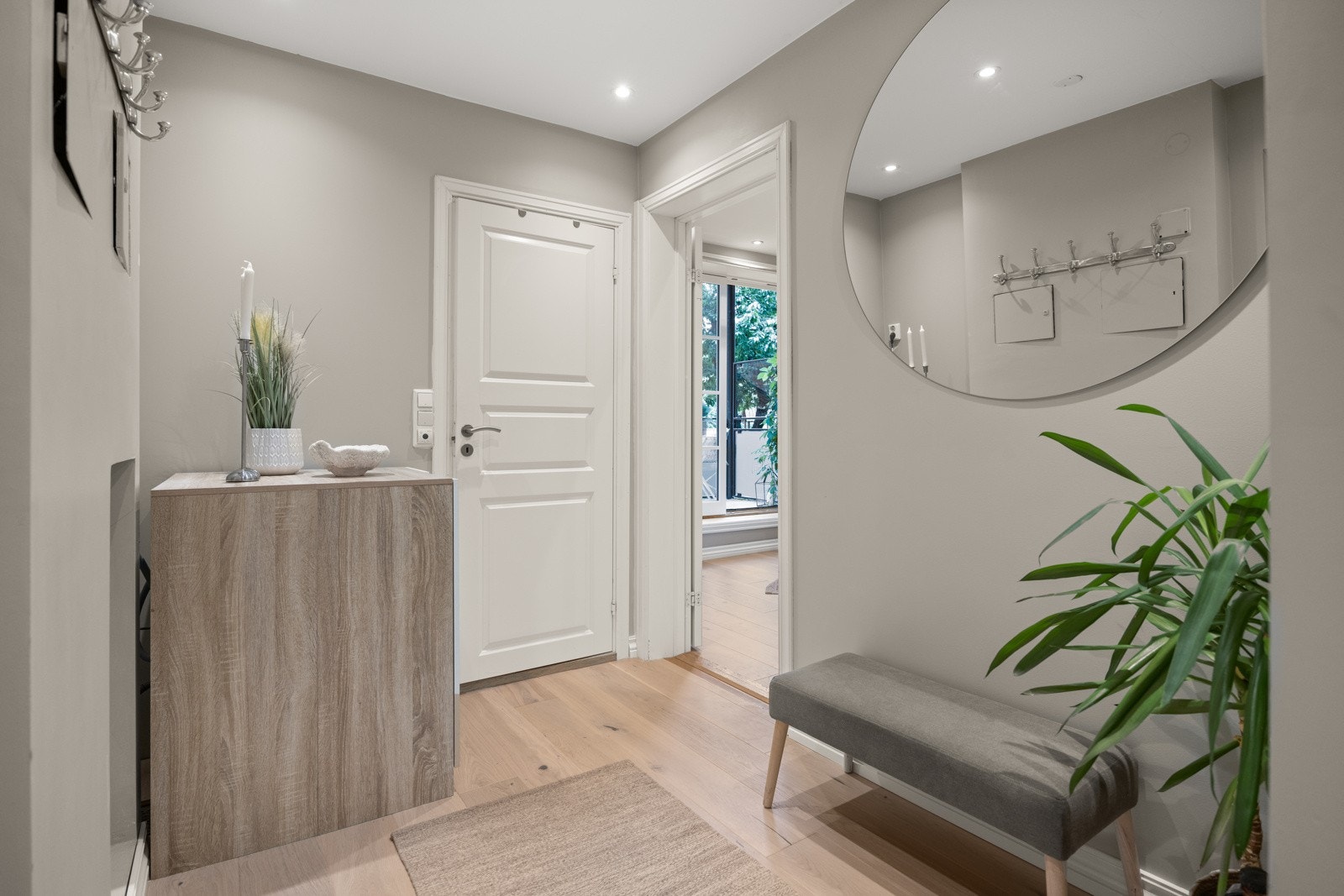 - Praktisk skap med opplegg for vaskemaskin med sluk i gulv i entré - Galleribilde