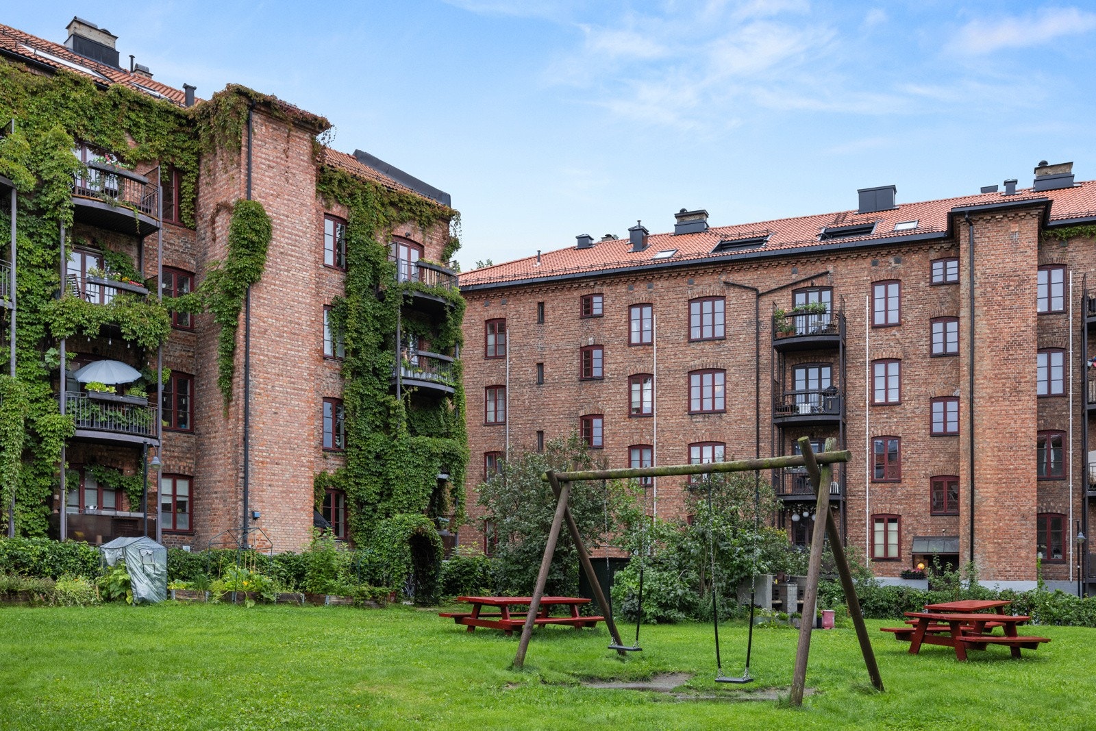 - Sameiet Lakkegata 73 består av 18 seksjoner (17 boligseksjoner og 1 næringsseksjon) - Galleribilde