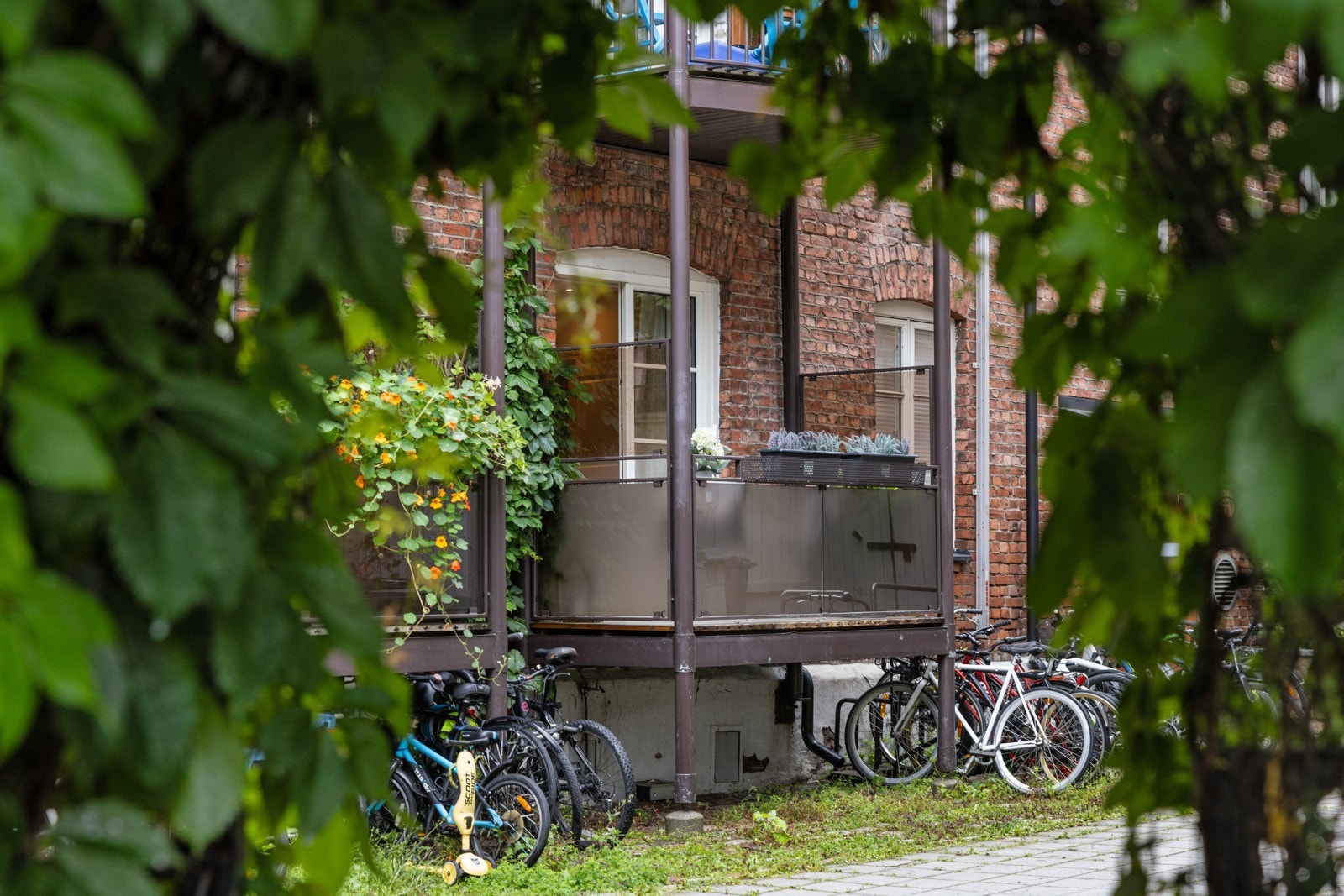 - Balkong sett fra indre gårdsrom - Galleribilde