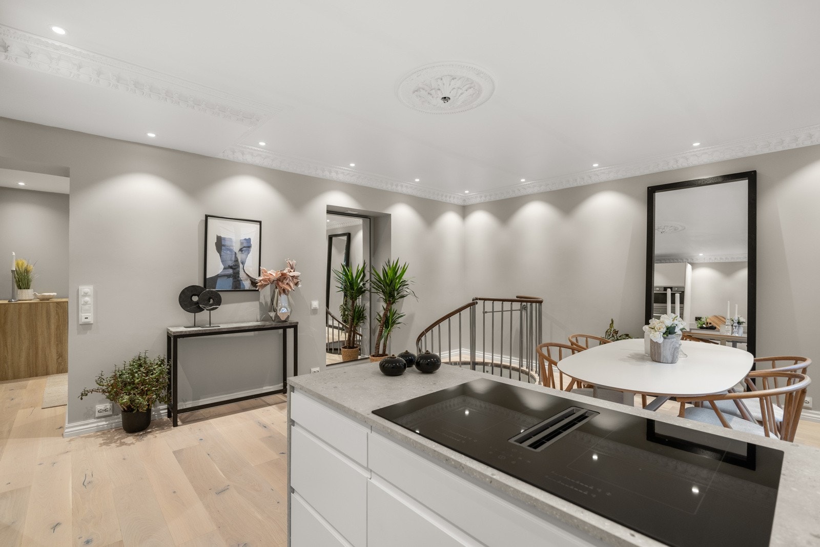 - Oppgradert benkeplate, kum, armatur, oppvaskmaskin og halvparten av frontene i 2022 - Galleribilde