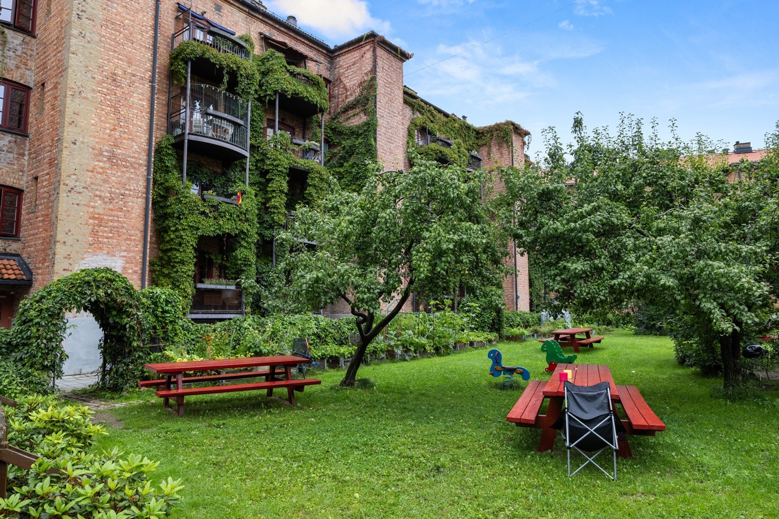 - Gråbeinskvartalet er kjent for sitt store og flott opparbeidede felles gårdsrom - Galleribilde