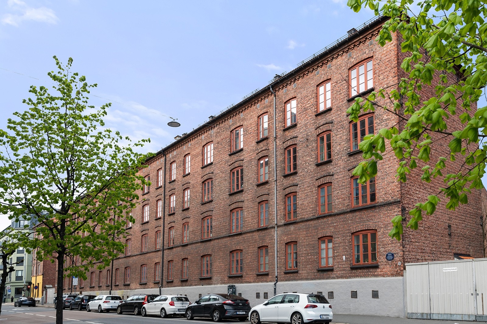 - Fasade mot Lakkegata. Boligen ligger på motsatt side og vender mot indre gårdsrom og rolig gårdstun - Galleribilde