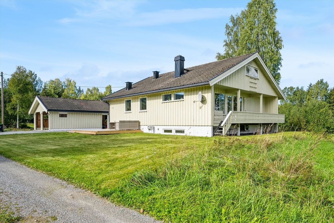 Med en tomt på litt over 900 kvm er det gode muligheter for opparbeidelse av eiendommen. Galleribilde