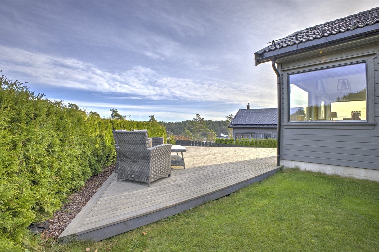 Fin terrasse med sol fra kl til ca. kl. 21:00 midtsommers Galleribilde