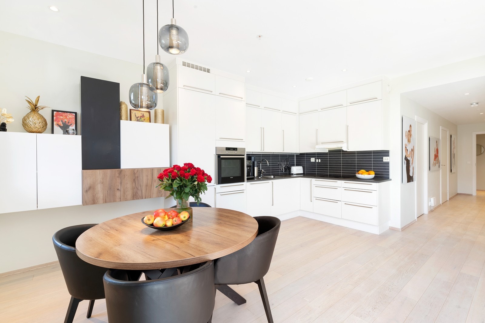 Kjøkken med mye skap og benkeplass Galleribilde