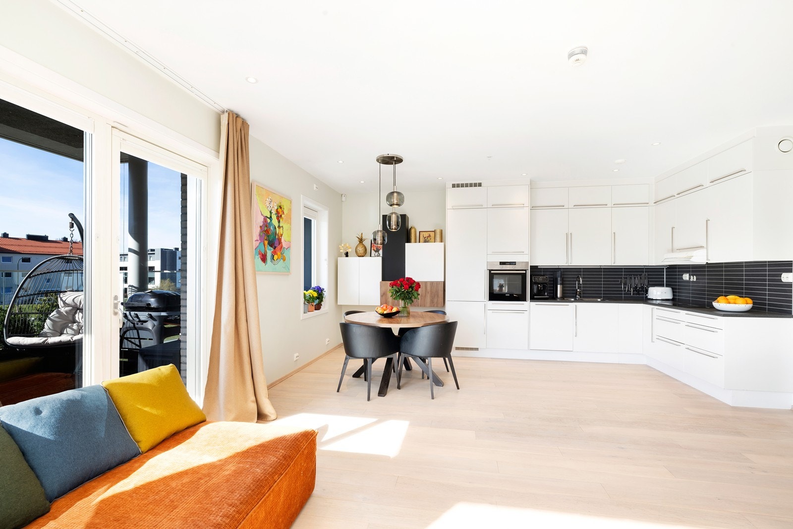 Åpen løsning mot kjøkken. Utgang til solrik balkong. Galleribilde