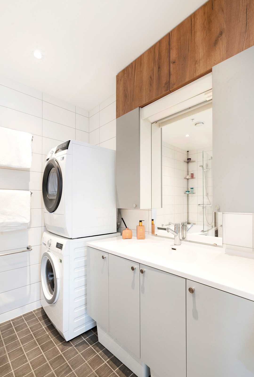 Bad med servant, wc og opplegg for vaskemaskin Galleribilde