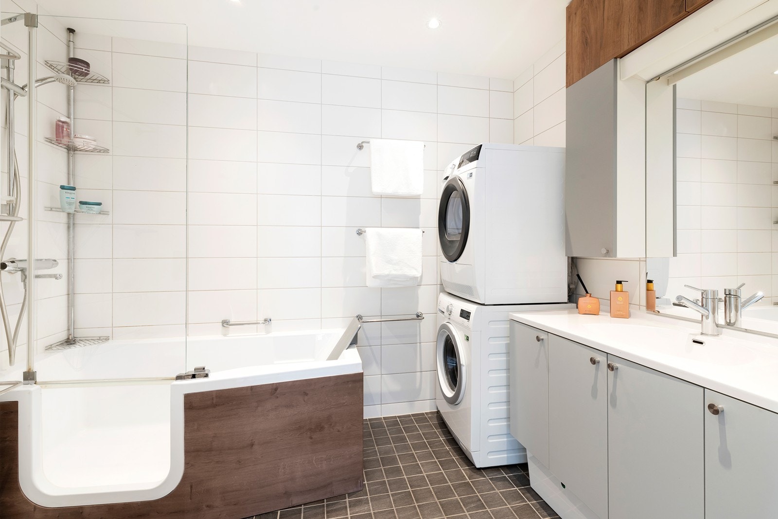 Flislagt bad med badekar Galleribilde