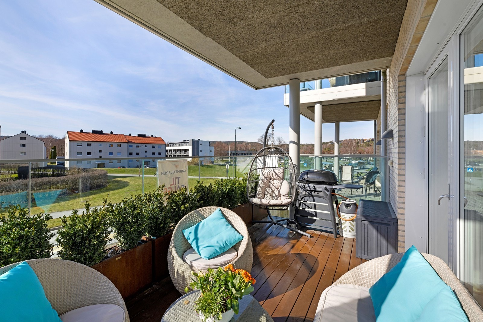 Solrik balkong med plass til utemøbler Galleribilde