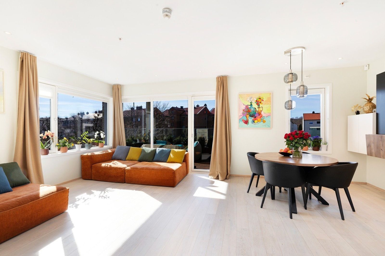 Stue med god plass til sofagruppe og spisebord Galleribilde