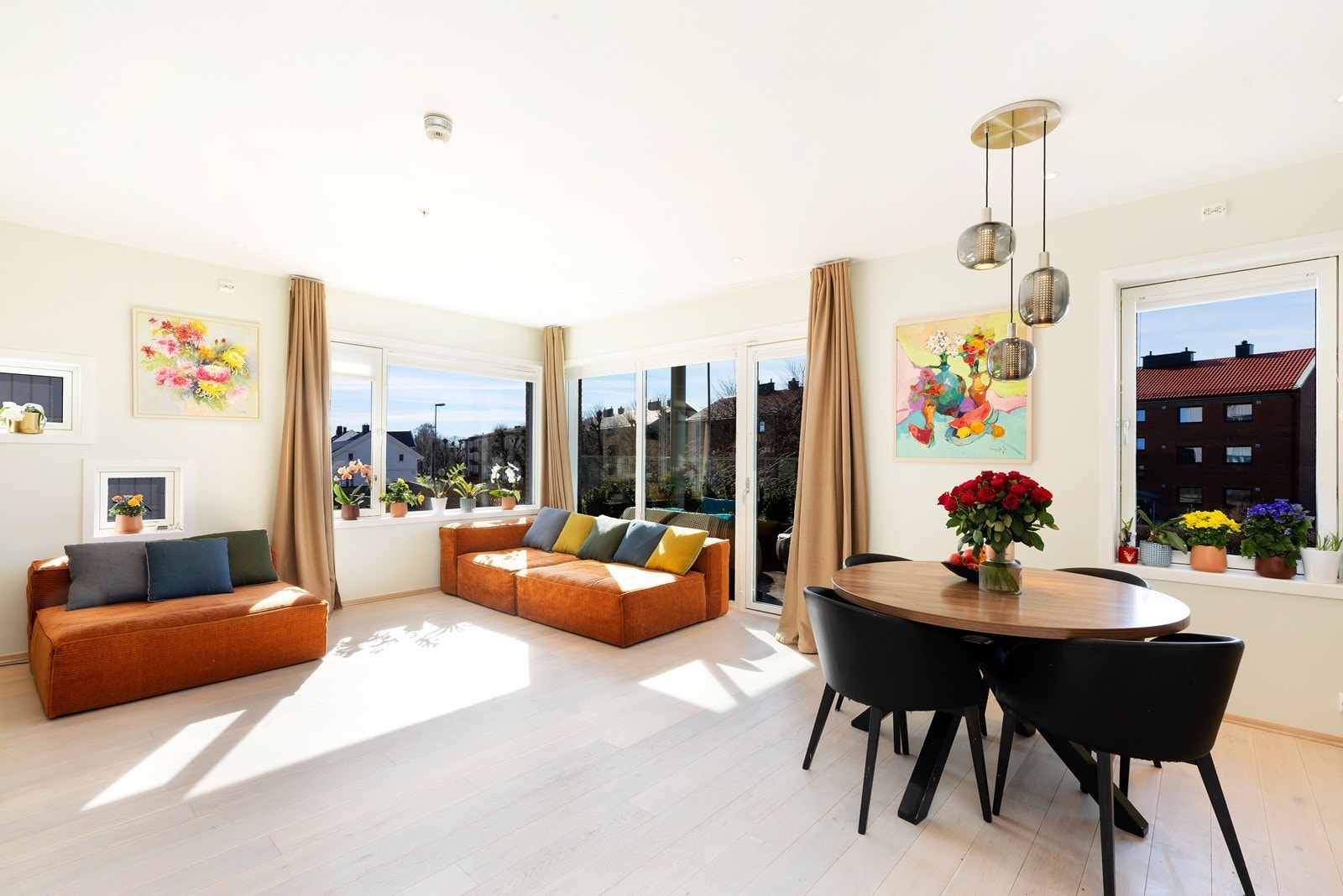 Stue med fine vindusflater Galleribilde