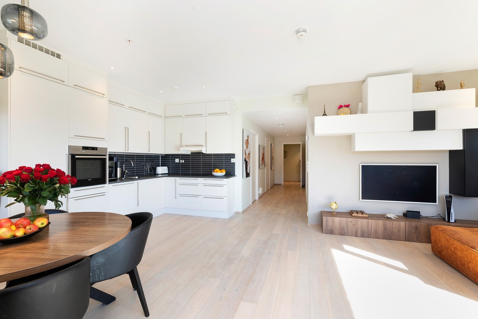 Stue sett mot gang/entré Galleribilde