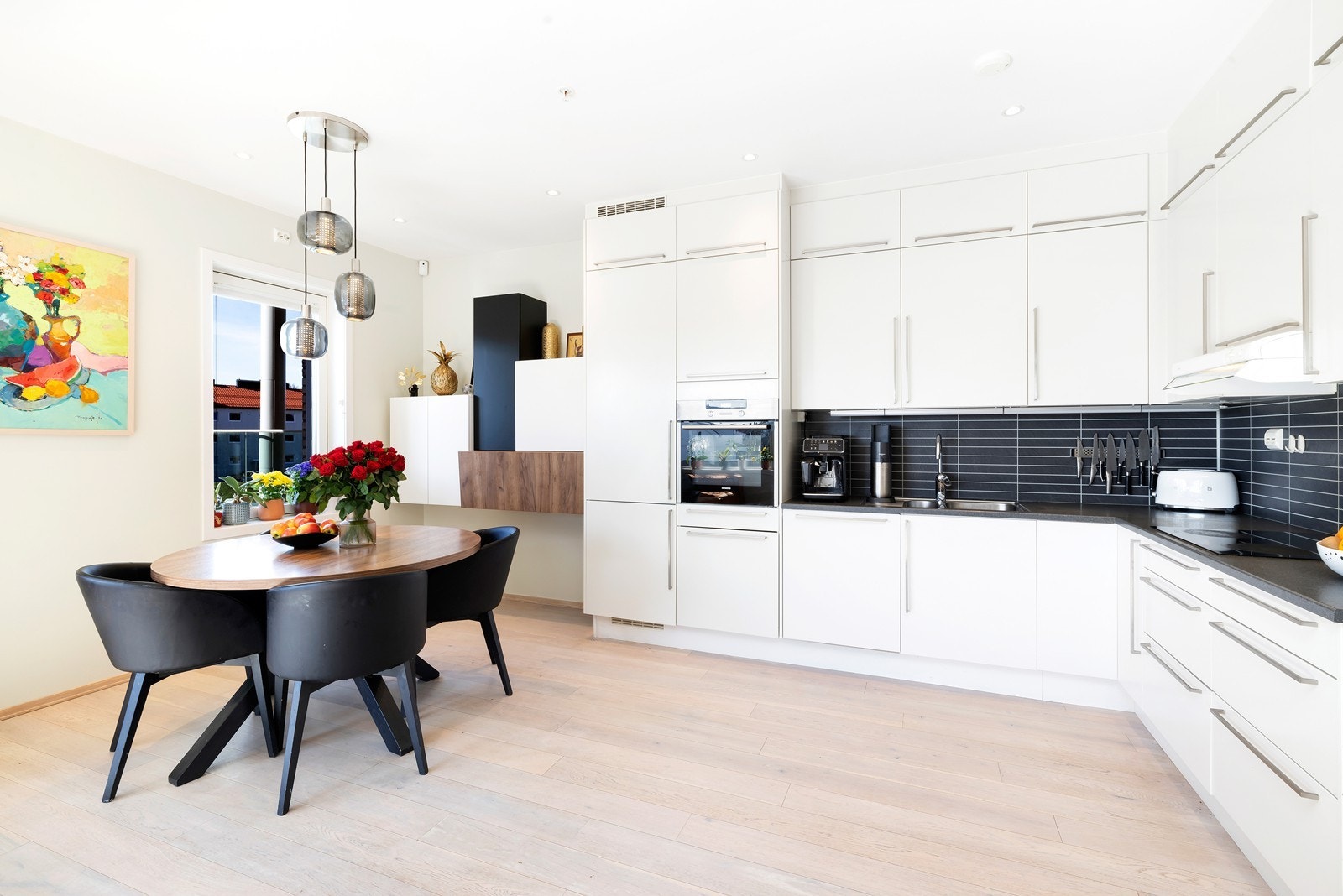 Praktisk åpen stue/kjøkkenløsning Galleribilde