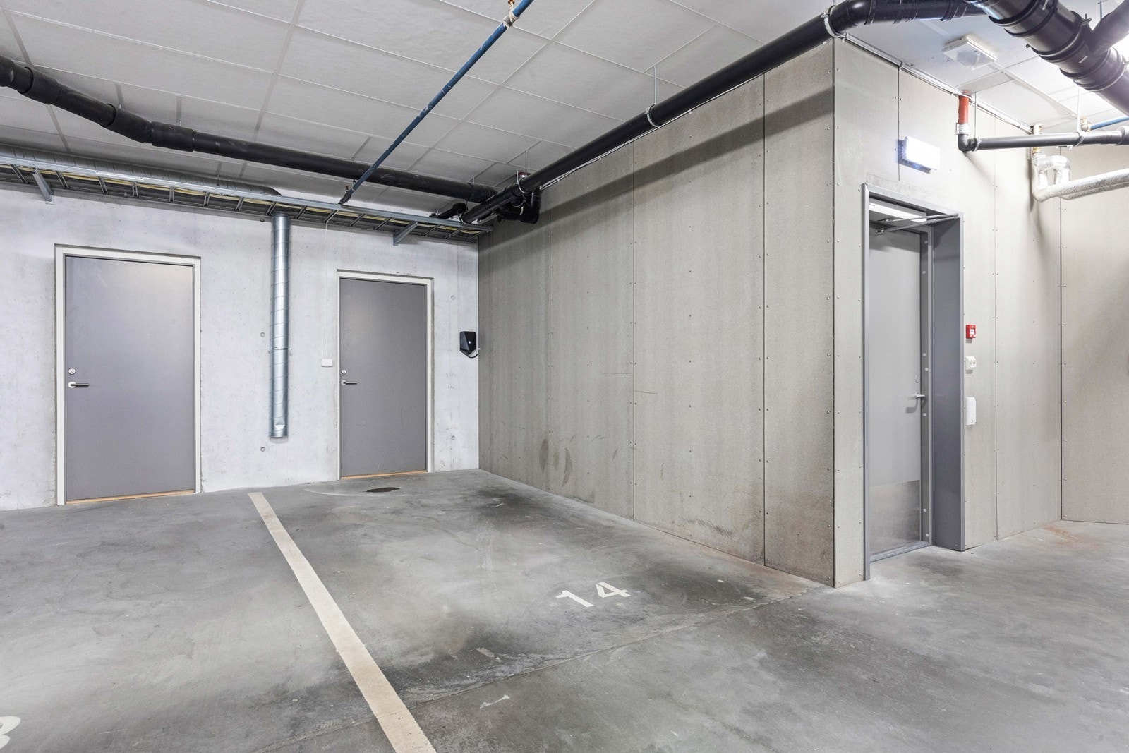 Tilhørende garasje med elbillader. Bod i bakkant. Galleribilde