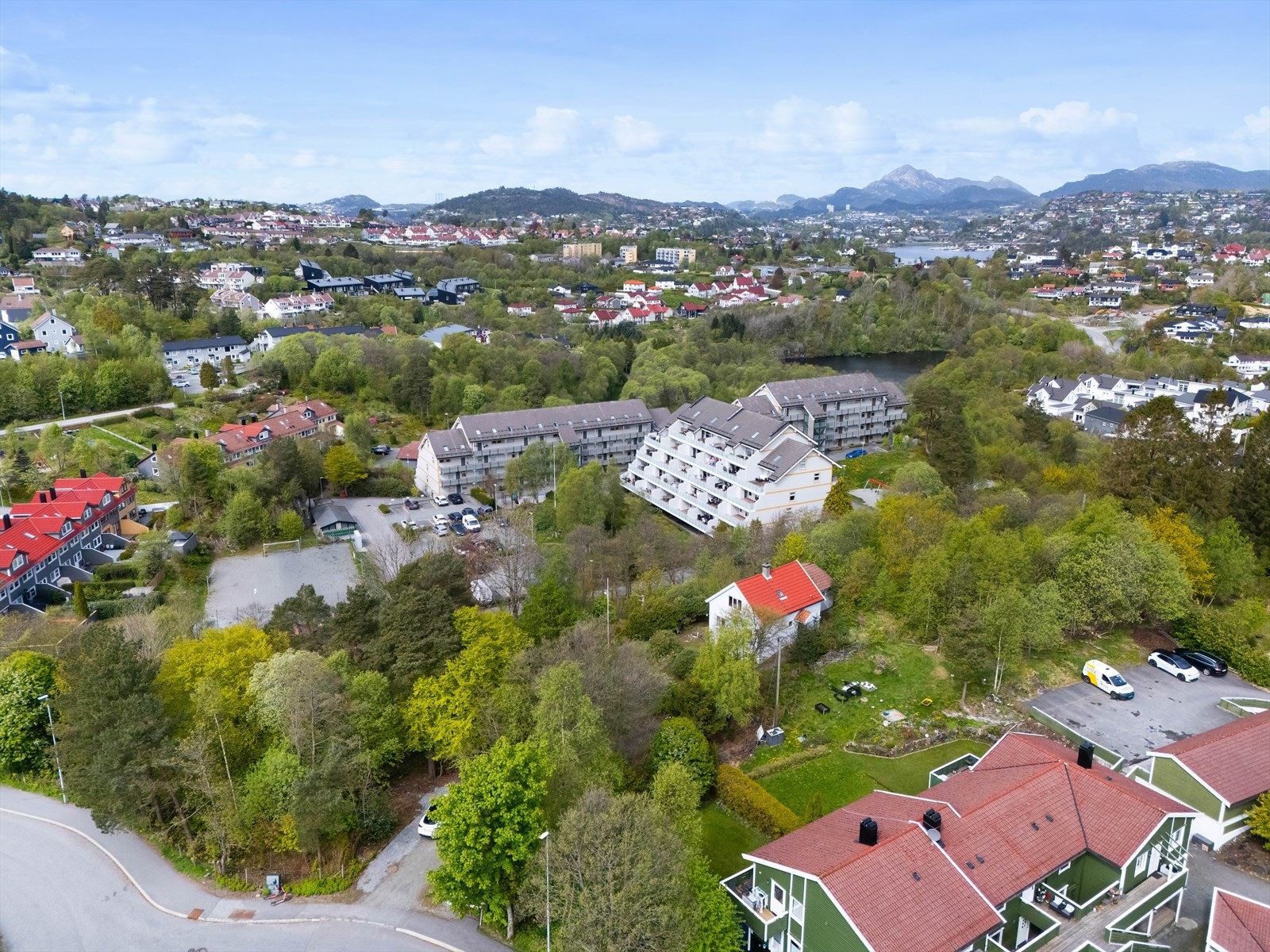 Den ene tilkomsten har avkjørsel fra Saksarhaugene Galleribilde
