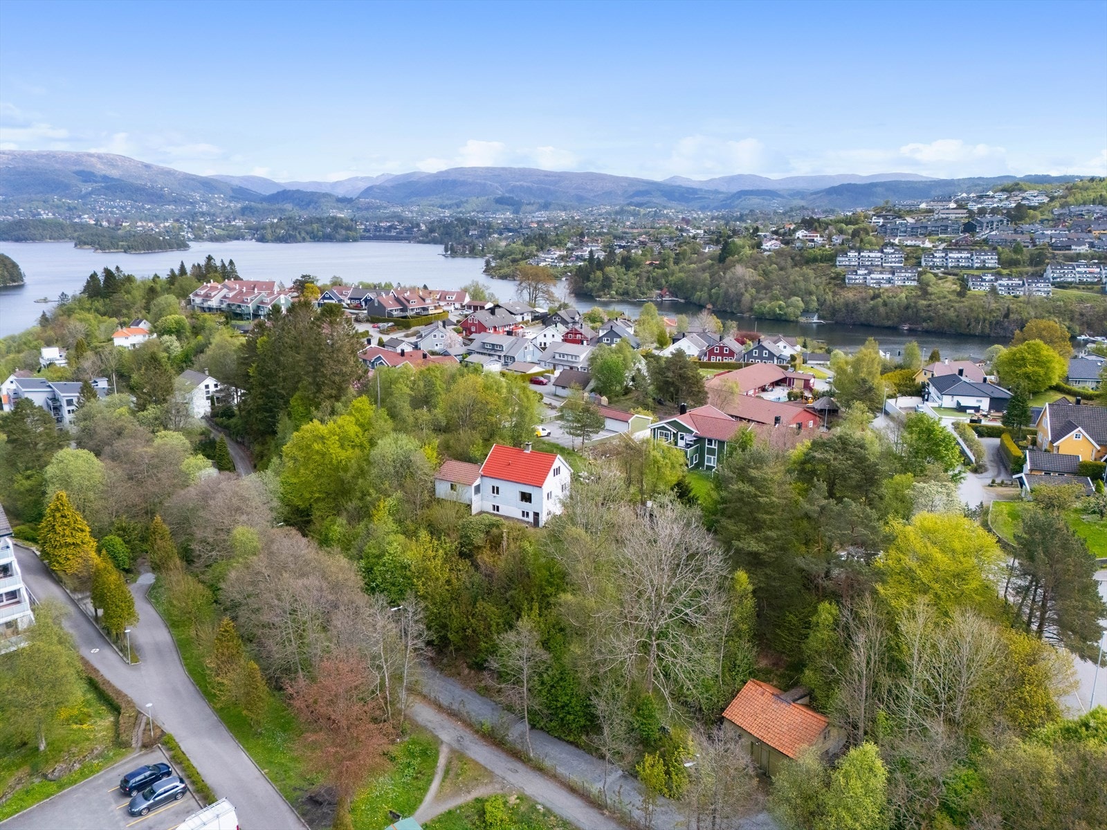 Velkommen til Saksarhaugen 120, enebolig på et flott høydedrag, presentert av Fana Sparebank Eiendom ved Atle Seim. Galleribilde