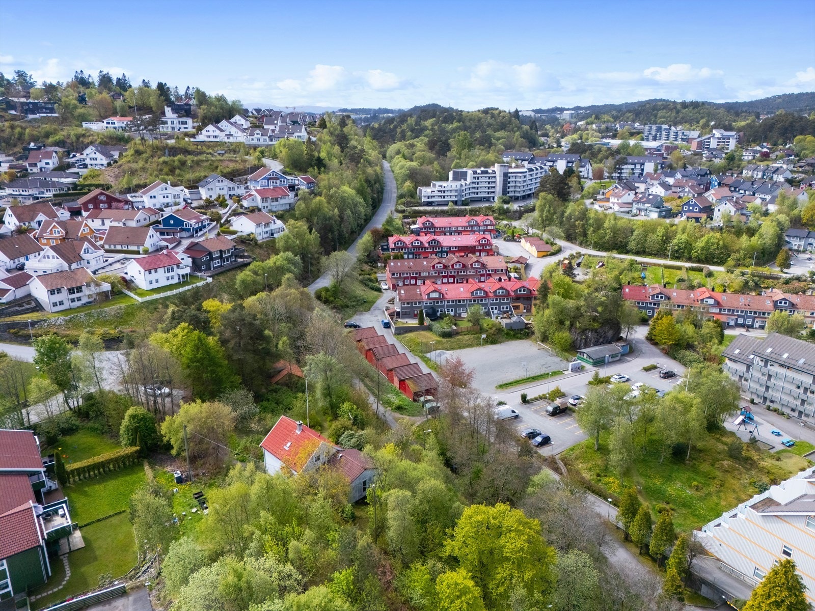 Boligen ligger i et veletablert område på Sandsli Galleribilde