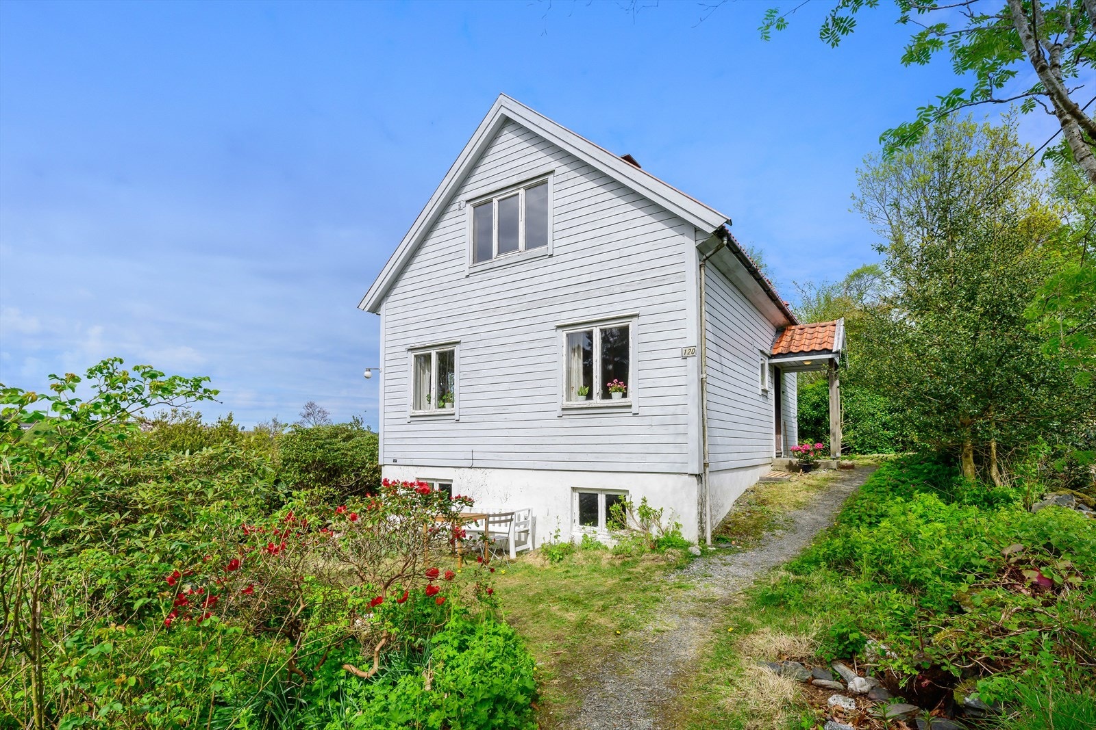 Huset ligger på et høydedrag med gode solforhold, særlig her i gavlen mot sør. Galleribilde