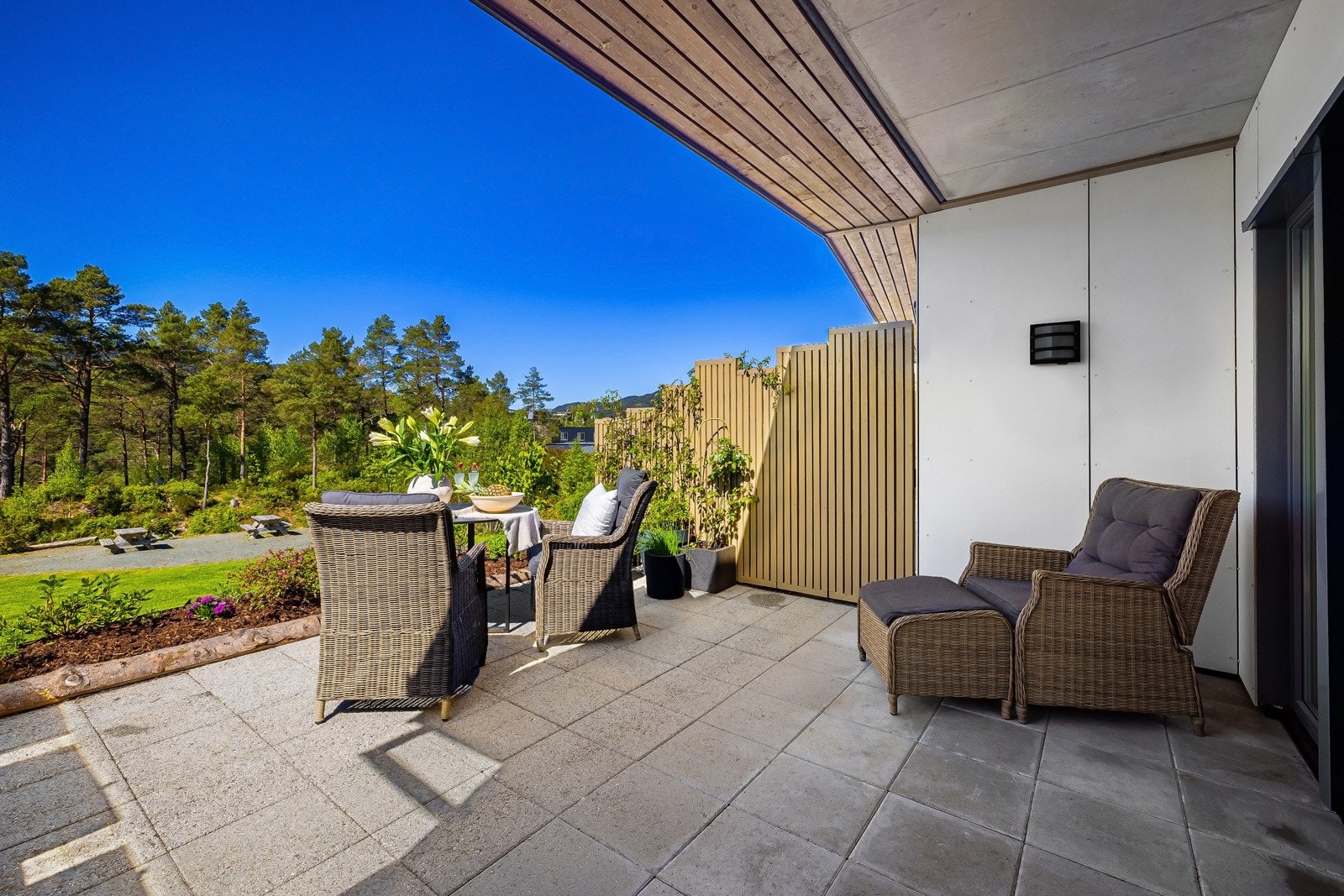 Terrasse med betongheller på mark. Galleribilde