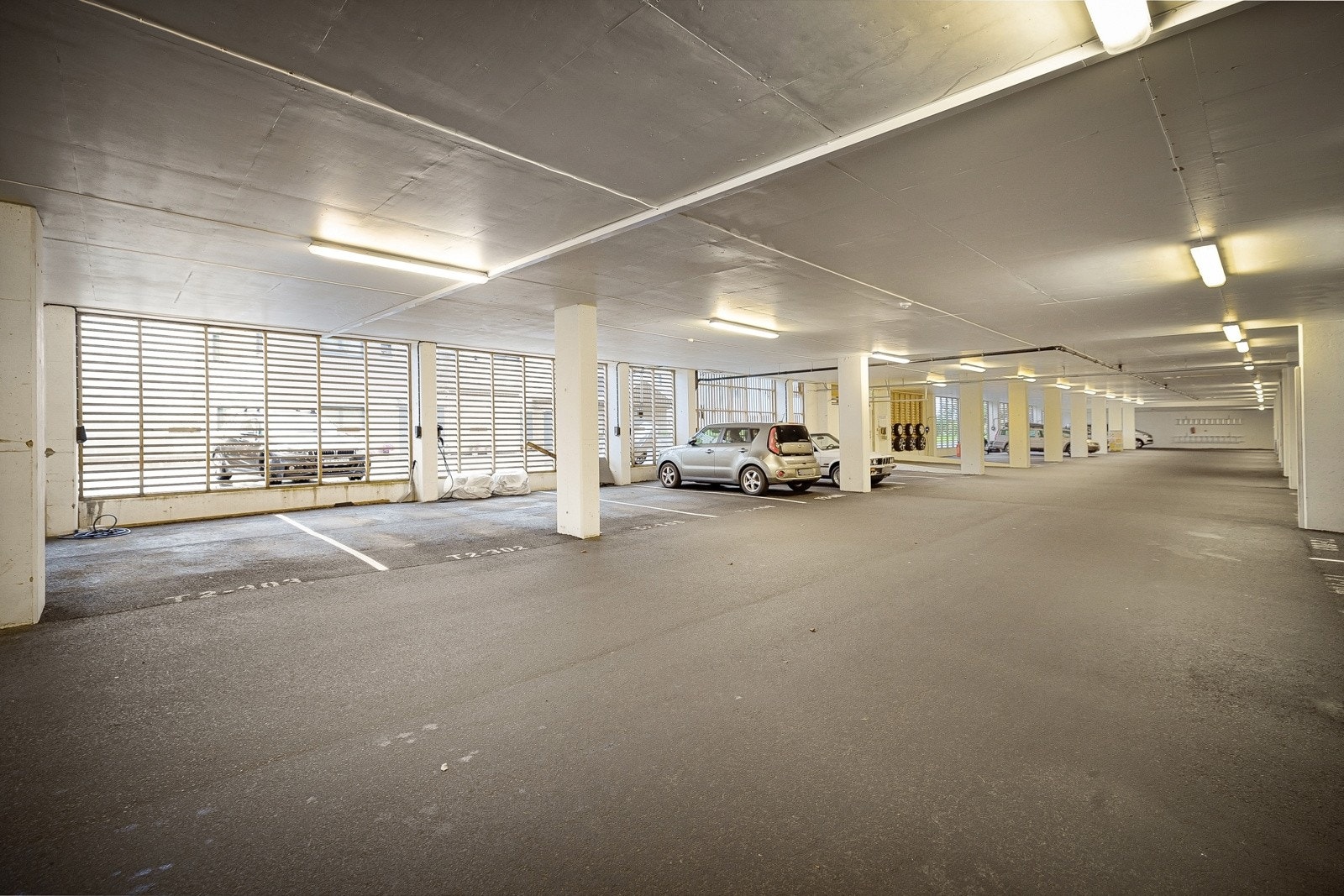 En fast parkeringsplass i felles garasjeanlegg merket nummer 104. Galleribilde