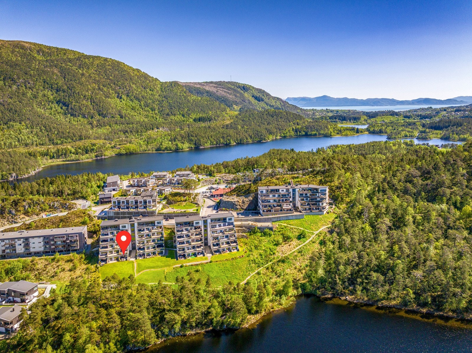 Det er et godt aktivitetstilbud i området. Ved skolen på Søfteland er det blant annet friidrettsbane og sandvolleyballbane . Galleribilde