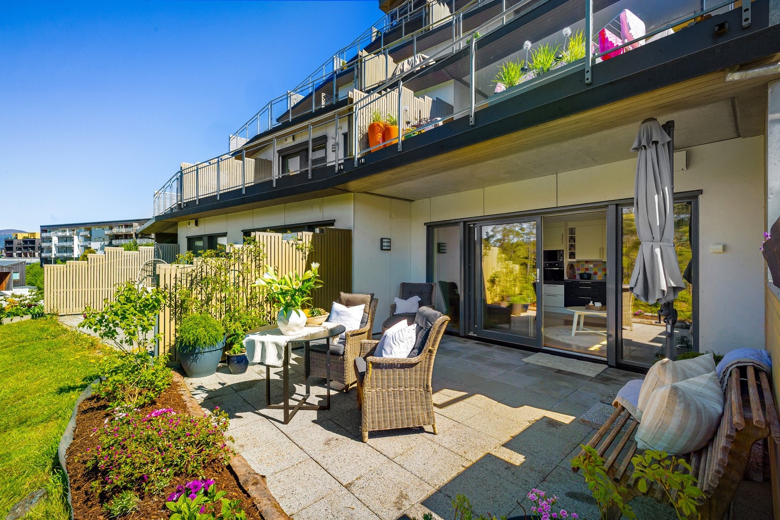Vekommen til Storestraumen. Stor terrasse, vinduer i hele fronten og ekstra sidevindu. Kveldssol. Galleribilde