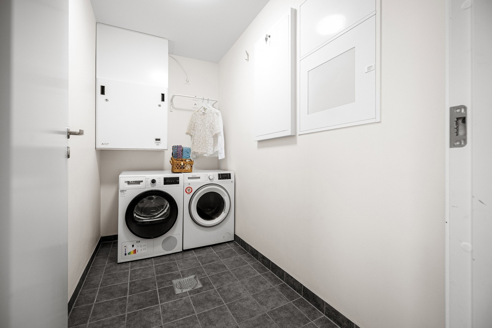 Her er motorenhet for balansert ventilasjon plassert, samt vannskap og elskap. Her er også opplegg for vaskemaskin og tørketrommel. Galleribilde
