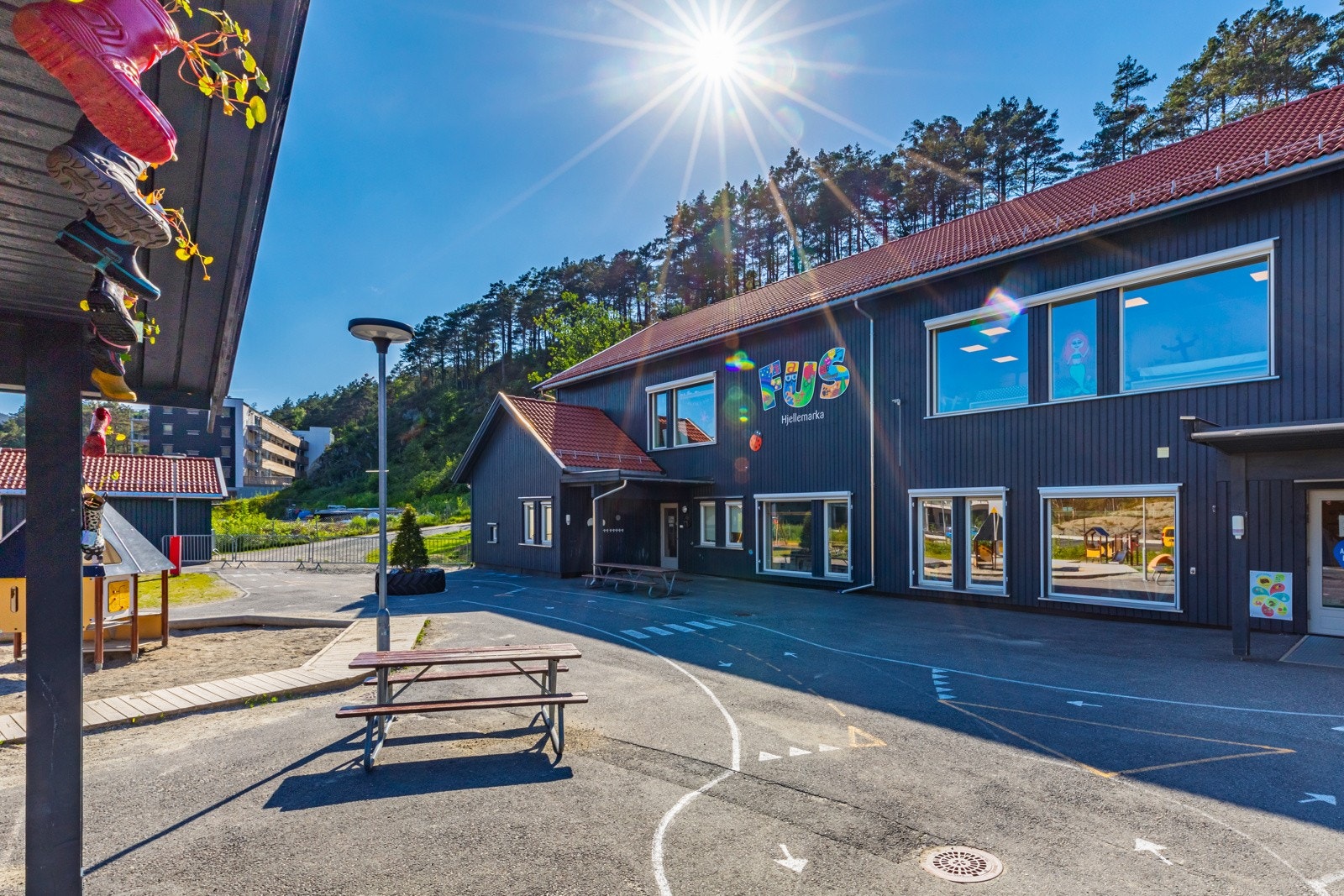 Til Hjellemarka FUS barnehage er det bare 160 meter og barneskolen på Søfteland ligger kun 1,7 km fra eiendommen. Galleribilde
