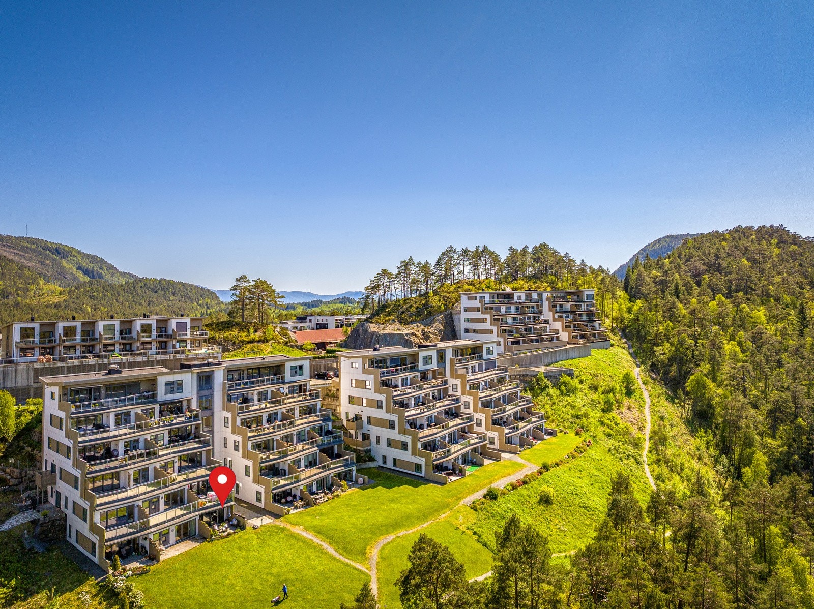 Terrasseblokk hvor denne leiligheten ligger på bakkenivå. Galleribilde
