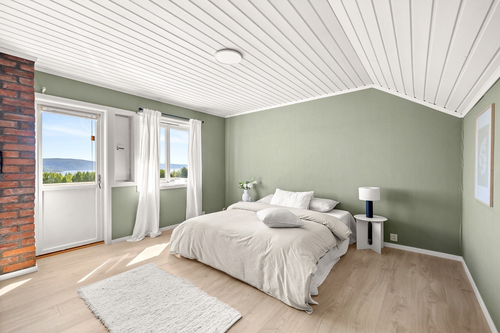 Soverom 2 er hovedsoverommet og er malt opp i flotte grønntoner Galleribilde