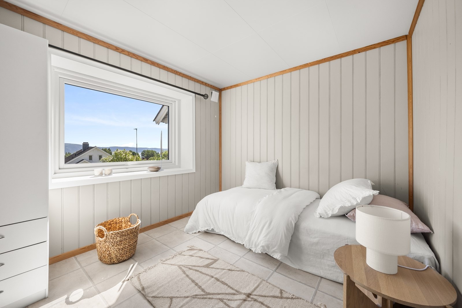 I 1. etasje er det ett ekstra rom som benyttes som soverom - Det gjøres oppmerksom på at rommet ikke er godkjent hos kommunen Galleribilde