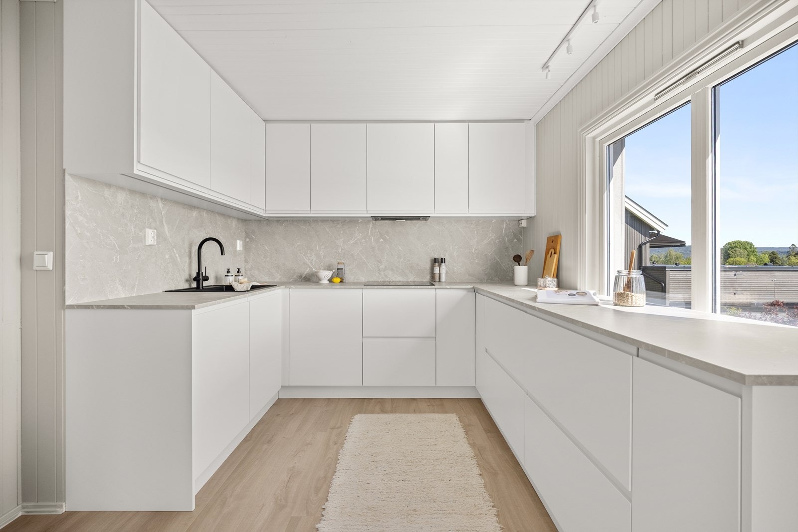 Kjøkkenet har rikelig med skap og benkeplass, samt integrerte hvitevarer Galleribilde