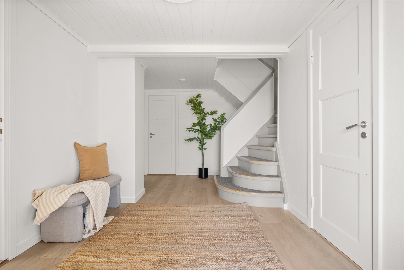 Hyggelig og romslig gang ønsker deg velkommen inn - Nytt gulv 2024/2025 - Trappen leder deg opp til husets hovedetasje Galleribilde