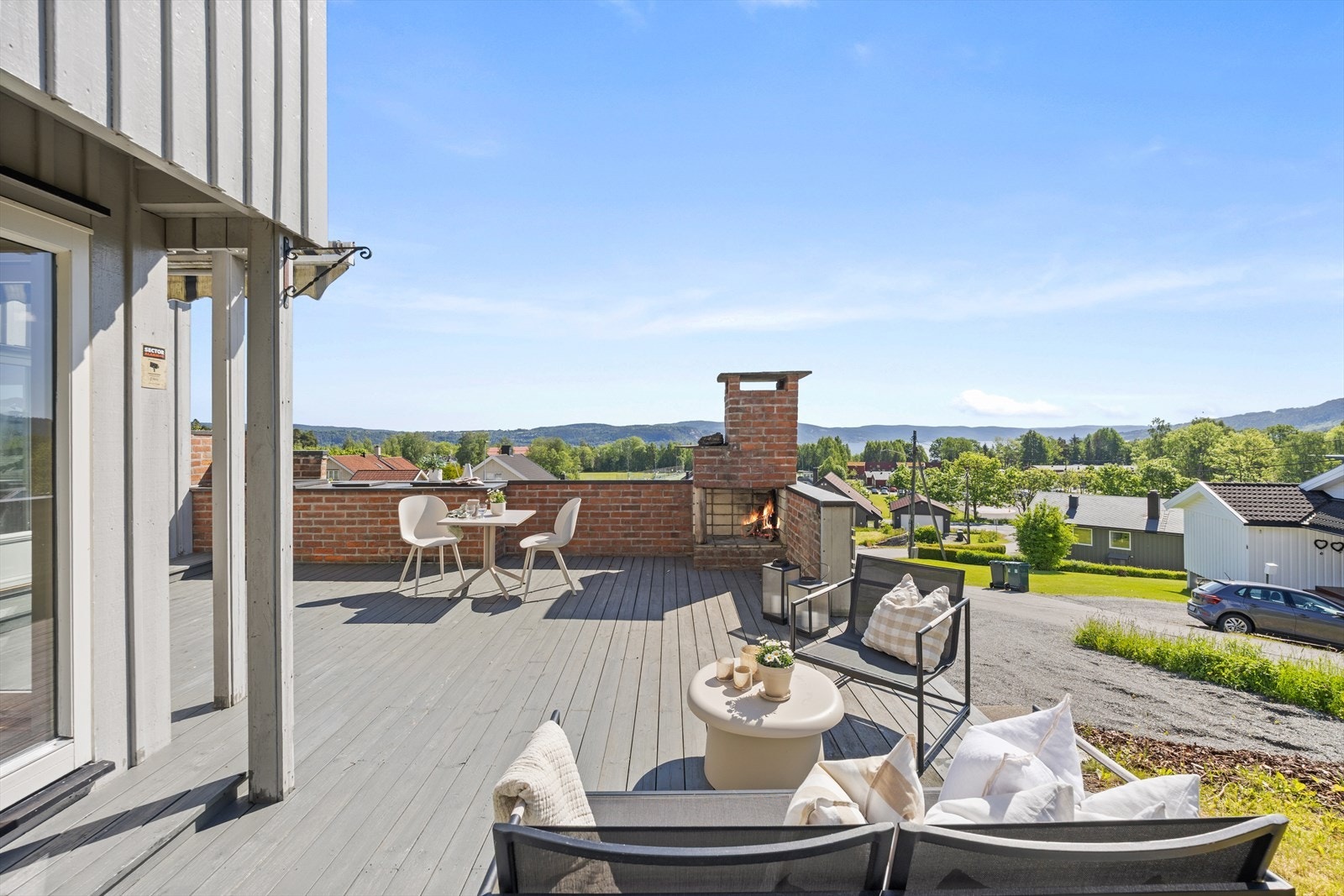 Dette er en meget innholdsrik familiebolig med fantastiske uteplasser og blant annet 5 soverom Galleribilde