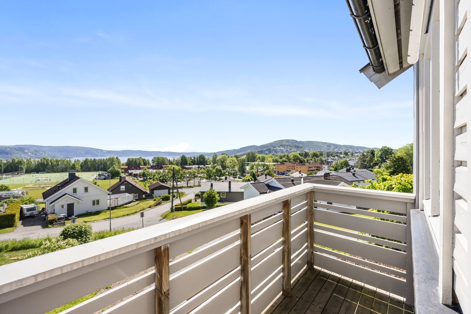 Flott balkong med morgensol, perfekt for å starte dagen Galleribilde