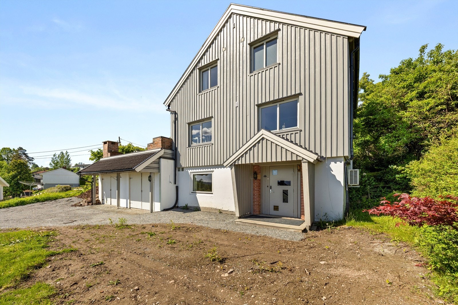 Det er også to garasjer under verandaen samt parkering i egen gårdsplass Galleribilde