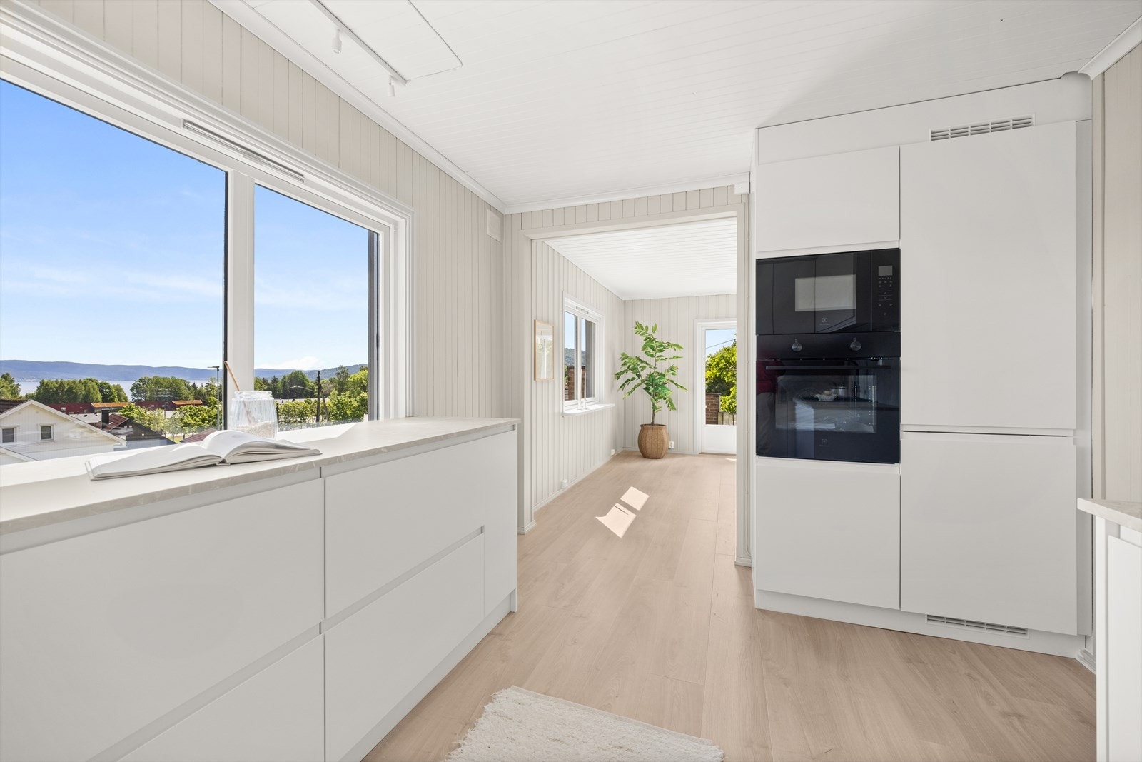 Fra spisestuen kommer man inn på kjøkkenet som har ny innredning fra Kvik Galleribilde