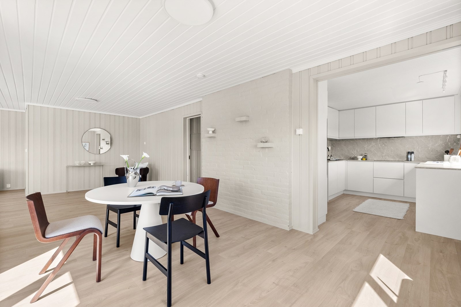 Det er lagt gjennomgående gulv i etasjen som gir en helhetlig følelse Galleribilde