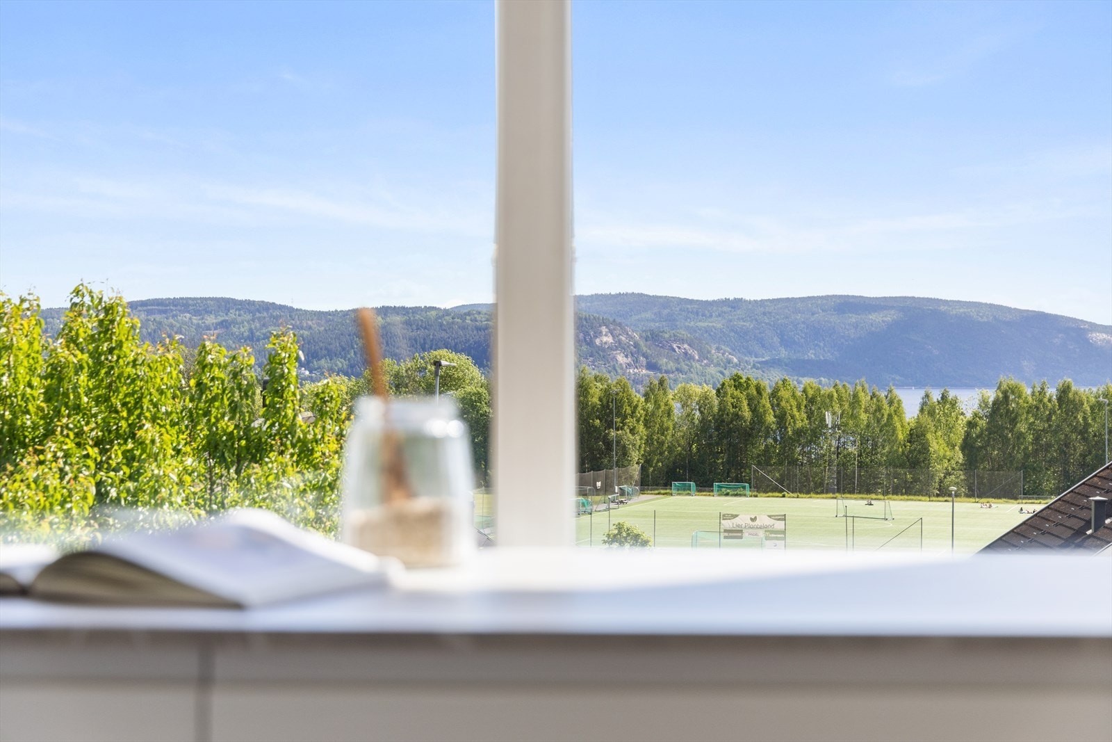 Nydelig utsikt fra kjøkkenvinduet Galleribilde