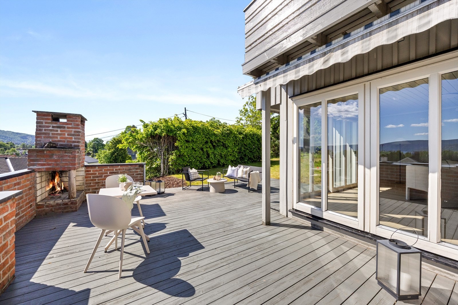 Uteplassen strekker seg på to sider og har en flott utepeis for sene sommerkvelder Galleribilde