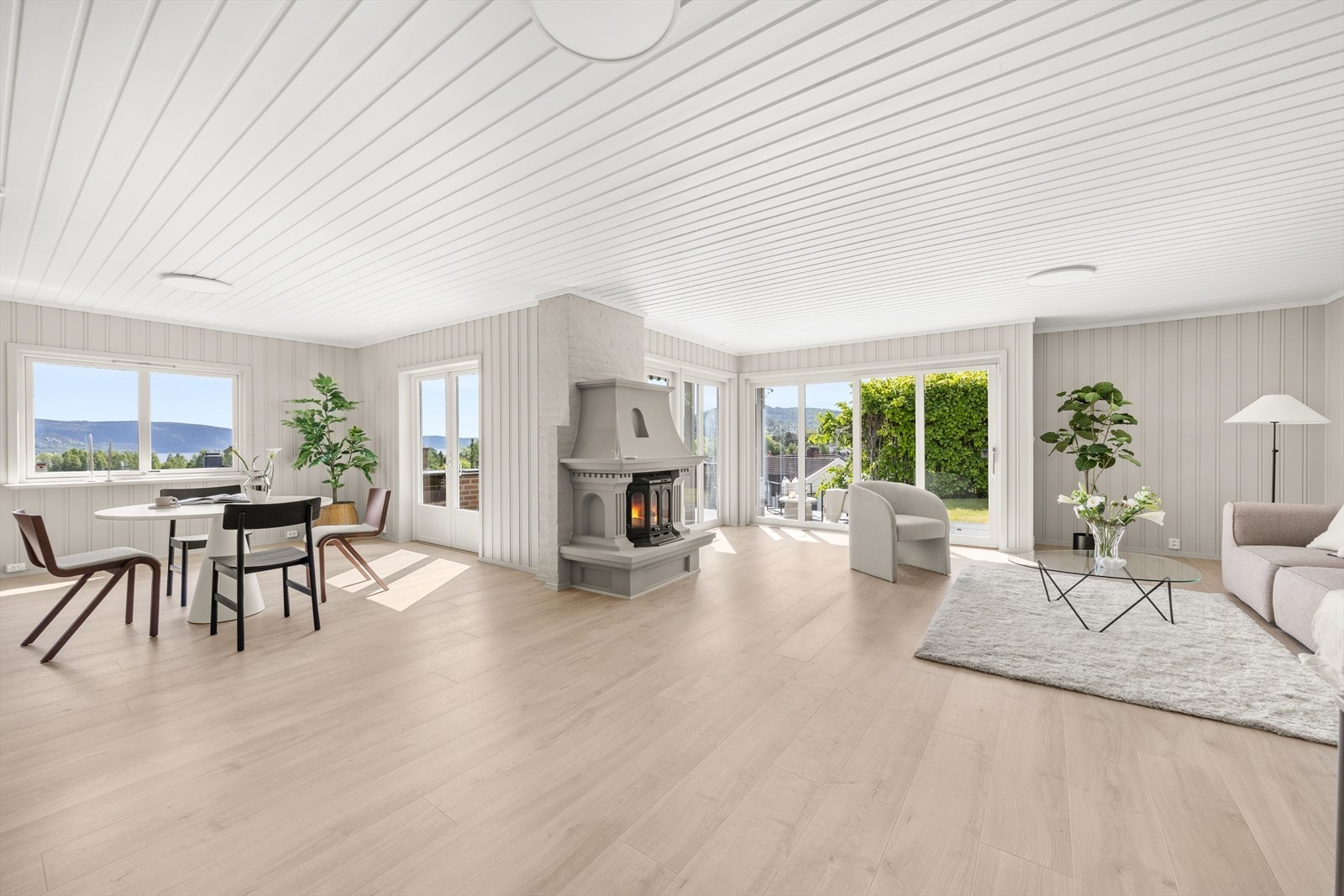 Boligen har store, åpne rom og en meget god planløsning - gode solforhold Galleribilde