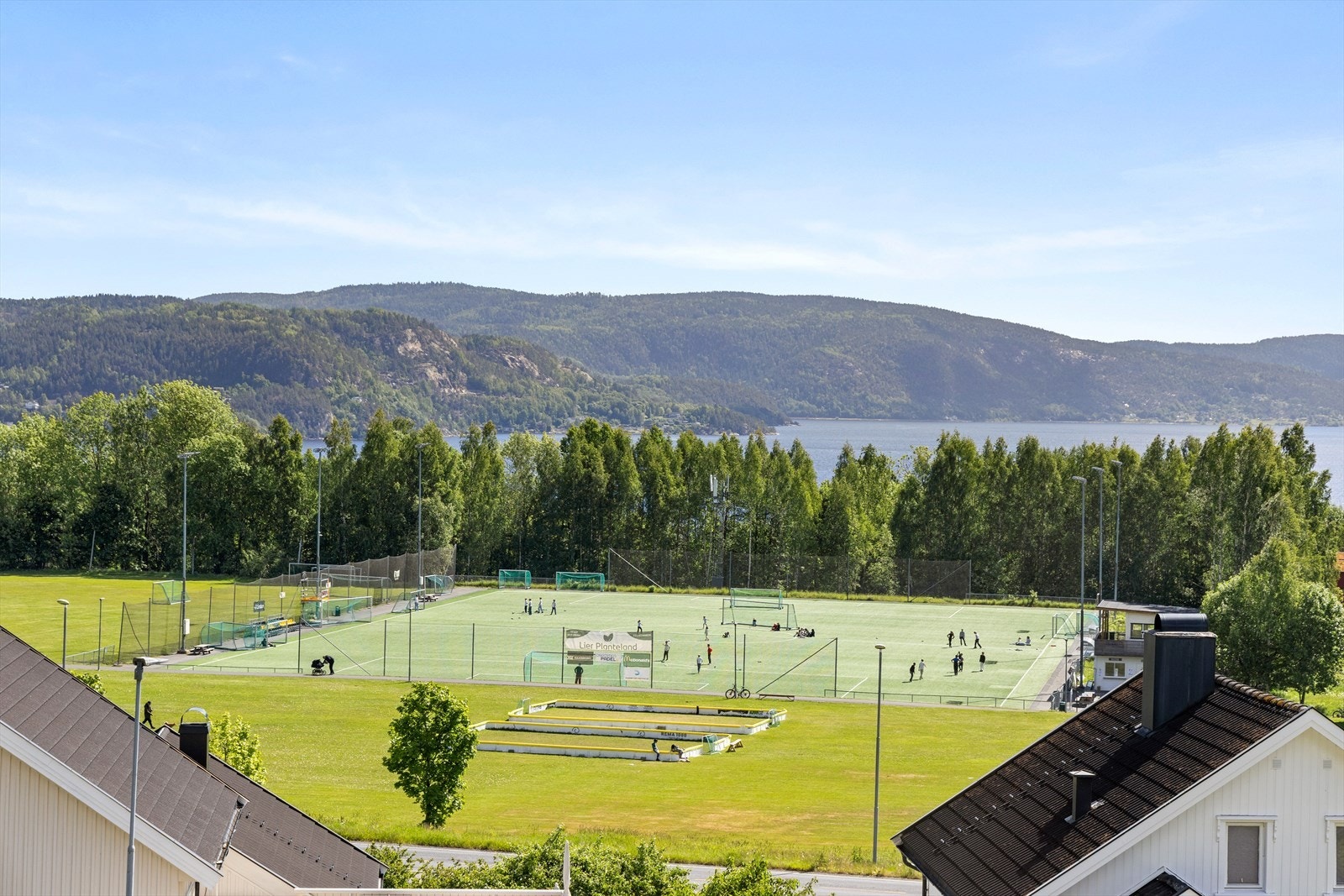 Fra huset kan man følge med på fotballkamper på idrettsbanen Galleribilde