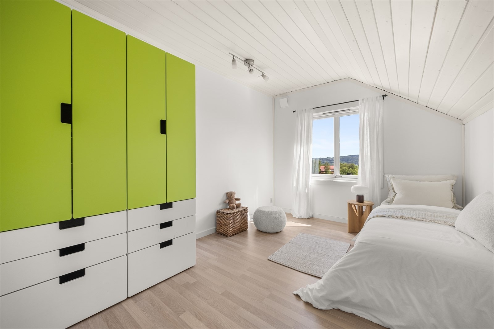 Soverom 4 med garderobeskap og plass for seng Galleribilde