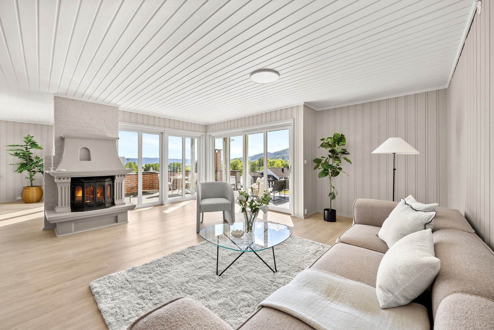 Store vinduer gir meget godt med naturlig lys inn og flott utsikt - Nye gulv i 2024/2025 Galleribilde