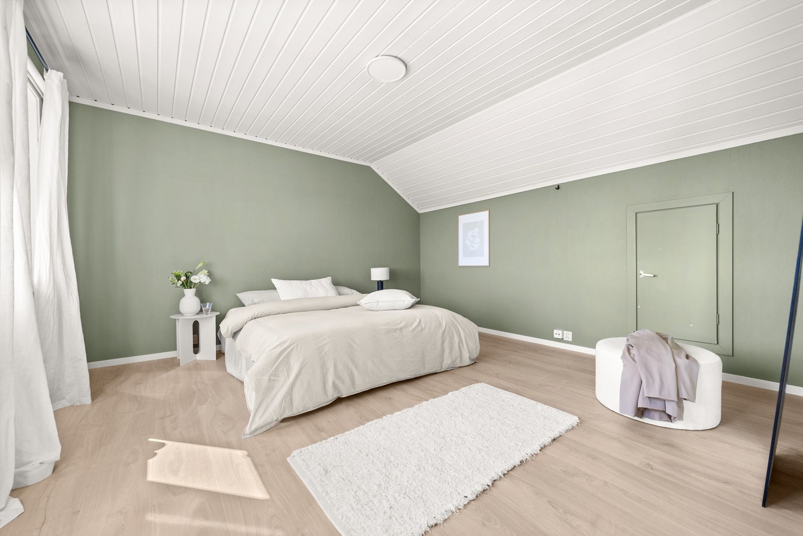 Det er meget god plass for både seng og gardeobeløsning Galleribilde