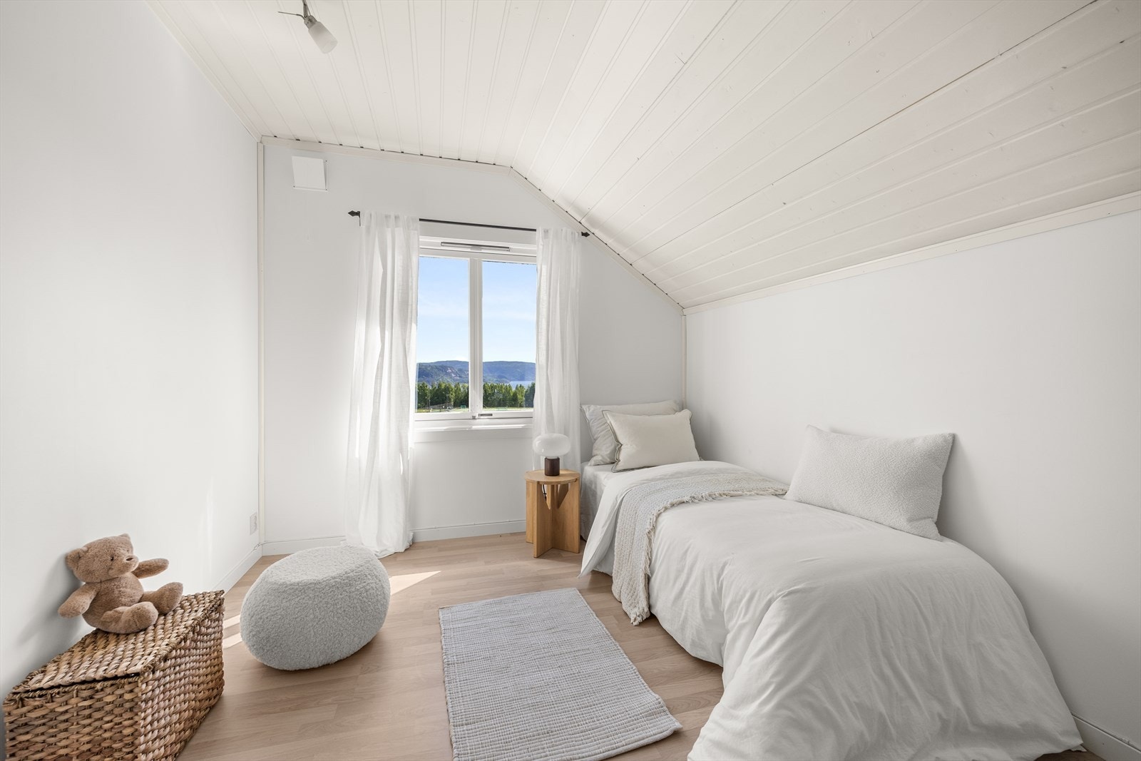 Rommet er malt opp i lyse, fine toner Galleribilde